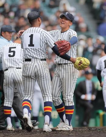 ９回の沖縄尚学の反撃をしのいで勝利、抱き合って喜ぶ帝京の岡田（右）と仁礼