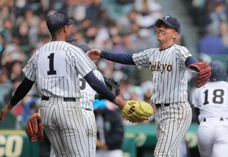 ９回の沖縄尚学の反撃をしのいで勝利、喜ぶ帝京の岡田（右）と仁礼