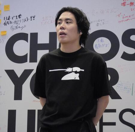 囲み取材に応じたくるま