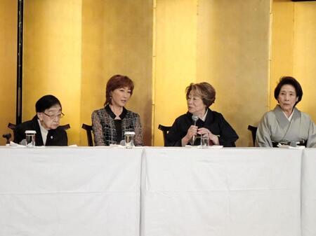 「新派・松竹新喜劇　合同喜劇公演」記者会見に出席した（左から）石井ふく子氏、高島礼子、水谷八重子、波乃久里子