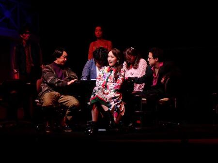 舞台「９でカタがつく」の公開通し稽古に参加した百田夏菜子（中）