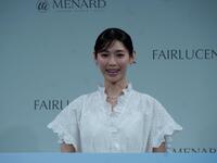 白ワンピース姿で登場した白石聖