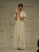 白ワンピース姿で美貌を披露した白石聖