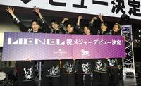 メジャーデビューが決まり、ポーズを決めるＬｉｅｎｅｌ（左から）高岡ミロ、近藤駿太、武田創世、森田璃空、高桑真之、芳賀柊斗（撮影・西岡正）