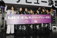 メジャーデビューが決まり超特急のリョウガ（左）、綾小路翔（右）とポーズを決めるＬｉｅｎｅｌの（左２人目から）高岡ミロ、近藤駿太、武田創世、森田璃空、高桑真之、芳賀柊斗（撮影・西岡正）