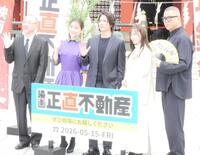 神田明神で祈祷を行った（左から）川村泰祐監督、泉里香、山下智久、福原遥、長谷川忍
