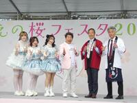 イベントに出席した寺門ジモン（左から４人目）