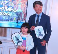 ピックルボール大会の会見に出席した永尾柚乃（左）と大会実行委員長