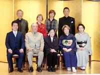 「新派・松竹新喜劇　合同喜劇公演」の記者会見に出席した（前列左から）藤山扇治郎、渋谷天外、石井ふく子氏、水谷八重子、波乃久里子（後列左から）齋藤雅文氏、久本雅美、高島礼子、三田村邦彦