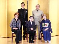 「新派・松竹新喜劇　合同喜劇公演」の記者会見に出席した（前列左から）高島礼子、石井ふく子氏、水谷八重子（後列左から）三田村邦彦、渋谷天外