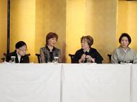 「新派・松竹新喜劇　合同喜劇公演」記者会見に出席した（左から）石井ふく子氏、高島礼子、水谷八重子、波乃久里子