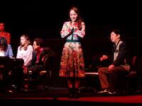 舞台「９でカタがつく」の公開通し稽古に参加した百田夏菜子（中）