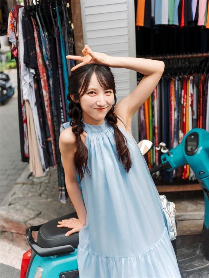 「ＡＫＢ４８長友彩海１ｓｔ写真集　予定外の瞳」＝（Ｃ）ＫＡＤＯＫＡＷＡ　（Ｃ）ＤＨ　ＰＨＯＴＯ／下田直樹　