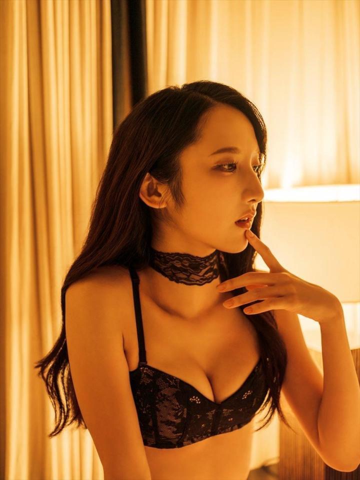 「ＡＫＢ４８長友彩海１ｓｔ写真集　予定外の瞳」＝（Ｃ）ＫＡＤＯＫＡＷＡ　（Ｃ）ＤＨ　ＰＨＯＴＯ／下田直樹　