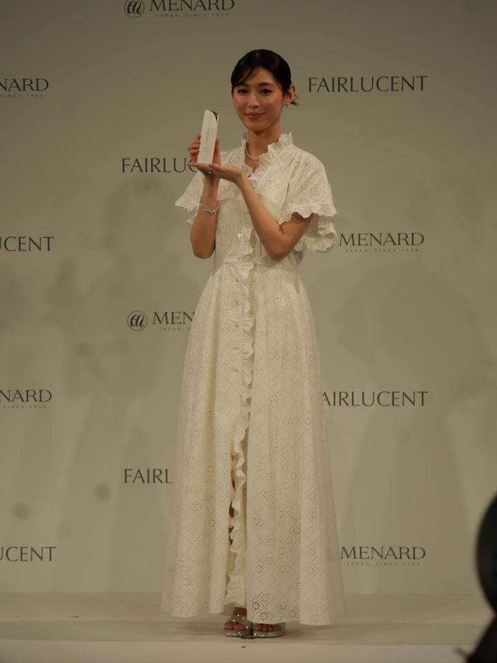 白ワンピース姿で美貌を披露した白石聖