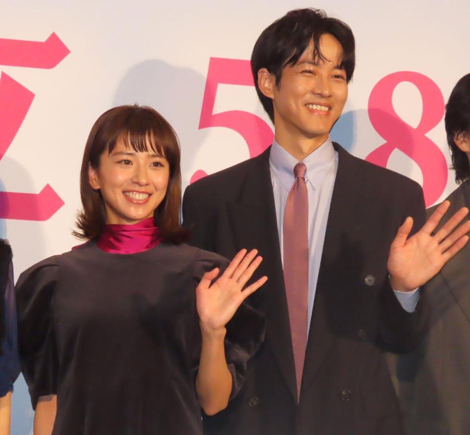 映画「未来」の完成披露上映会に出席した黒島結菜（左）と松坂桃李