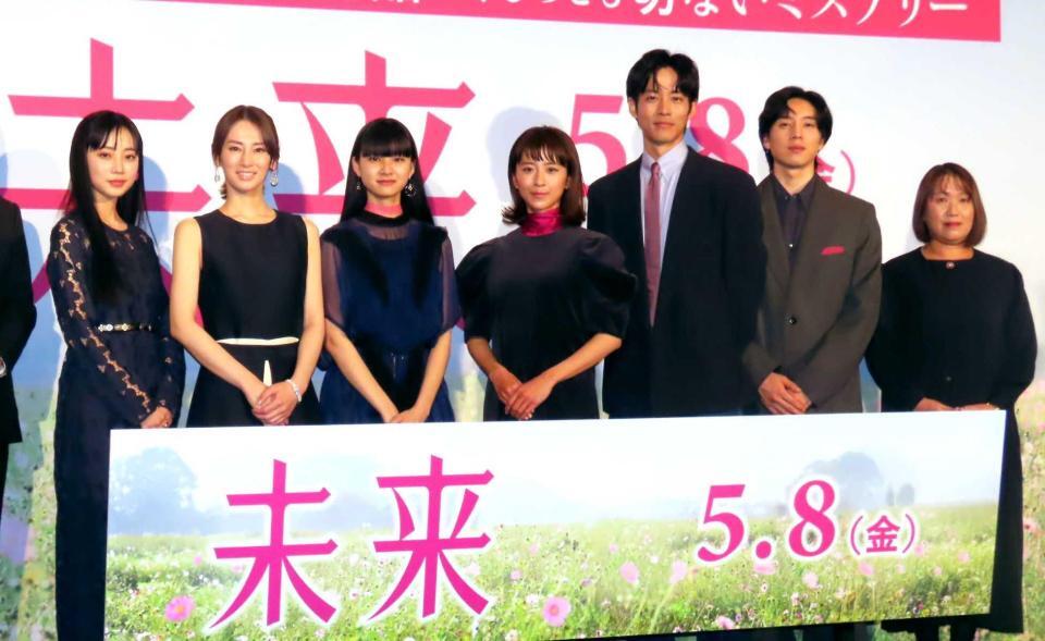 　完成披露上映会に出席した（左から）近藤華、北川景子、山﨑七海、黒島結菜、松坂桃李、坂東龍汰、湊かなえ氏