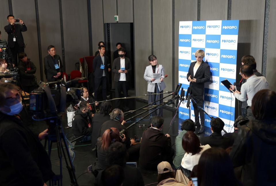 取材に応じるＧＡＣＫＴ（撮影・石井剣太郎）