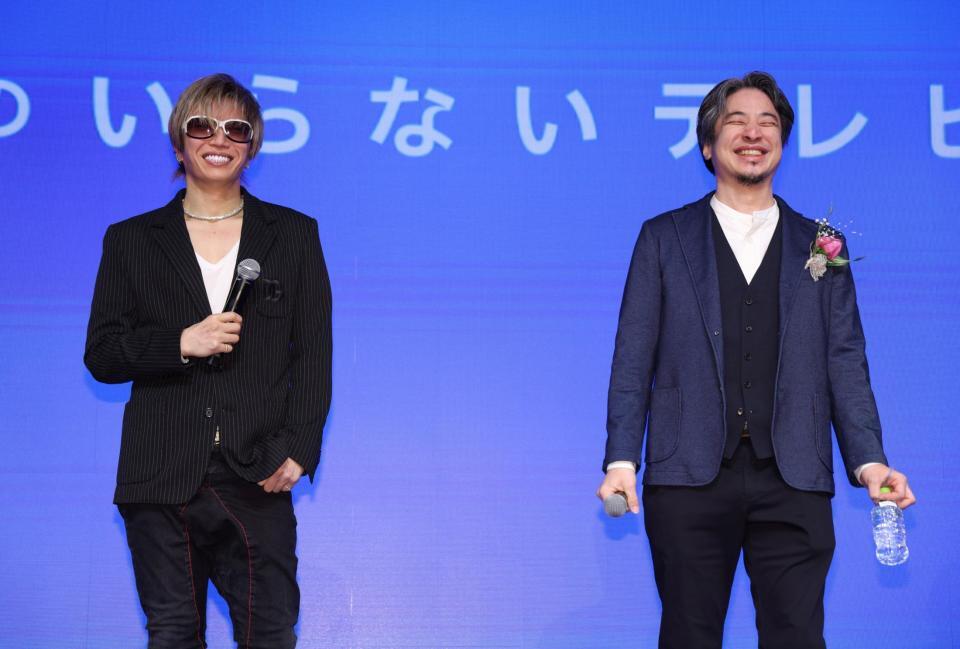 笑顔を見せるＧＡＣＫＴと西村博之氏（右）＝撮影・石井剣太郎