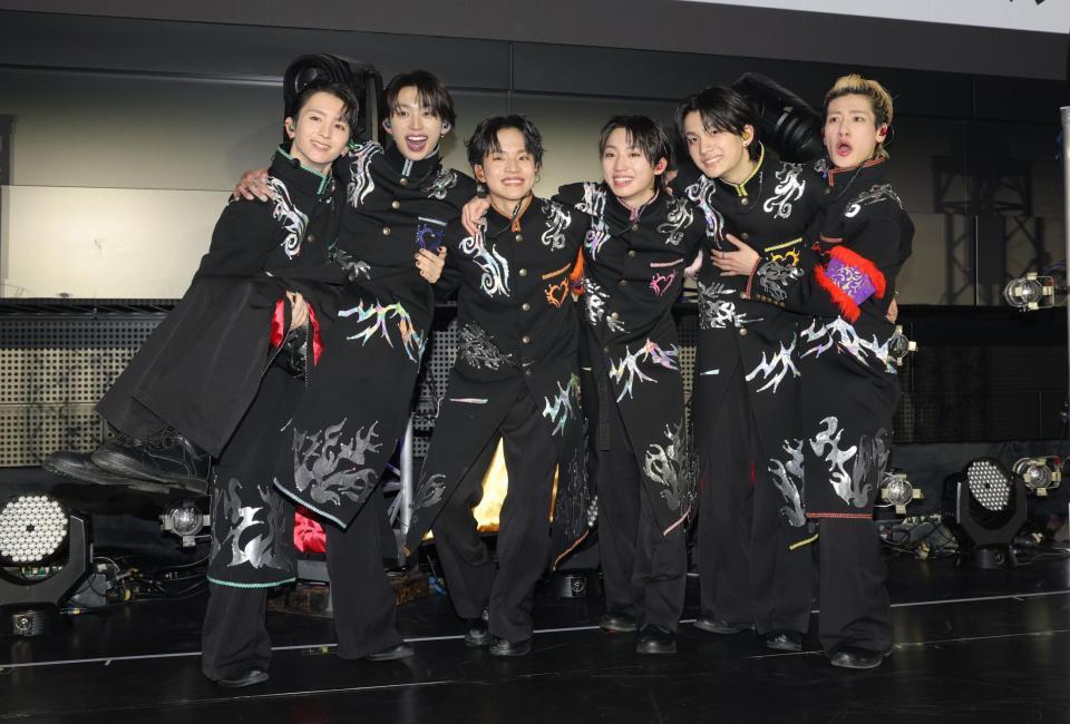 笑顔でポーズを決めるＬｉｅｎｅｌ（左から）高岡ミロ、近藤駿太、武田創世、森田璃空、高桑真之、芳賀柊斗＝東京・新宿三角広場（撮影・西岡正）