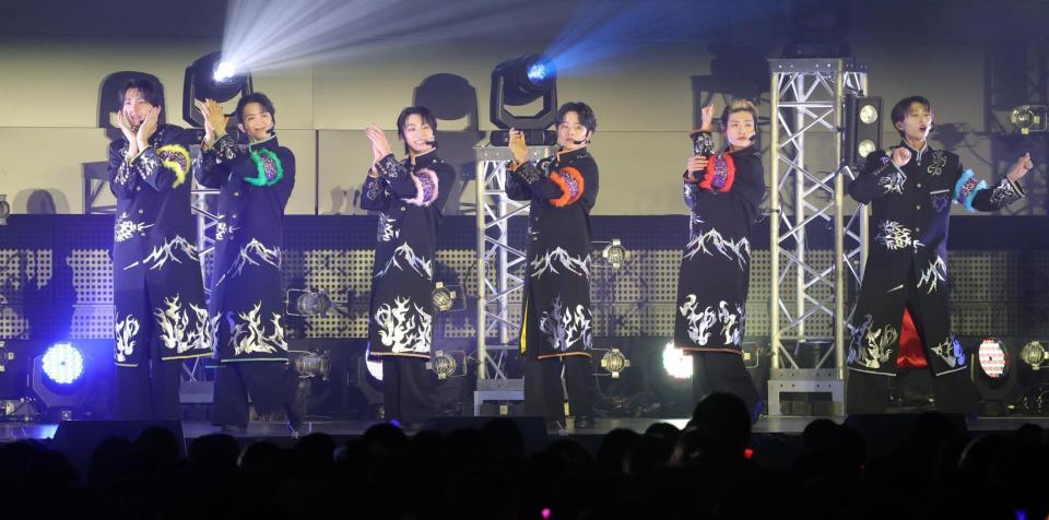 パフォーマンスを披露するＬｉｅｎｅｌ（撮影・西岡正）