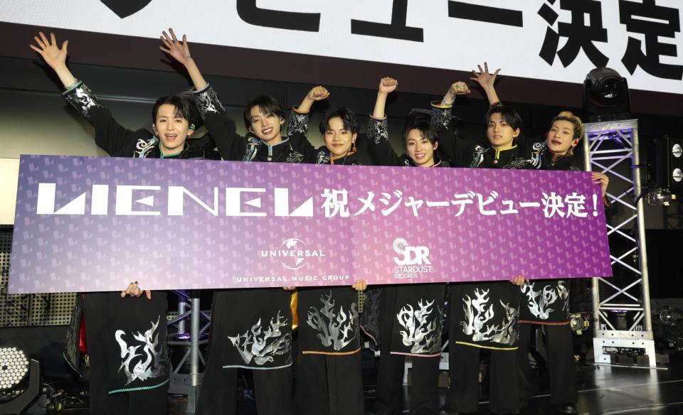 メジャーデビューが決まり、ポーズを決めるＬｉｅｎｅｌ（左から）高岡ミロ、近藤駿太、武田創世、森田璃空、高桑真之、芳賀柊斗（撮影・西岡正）