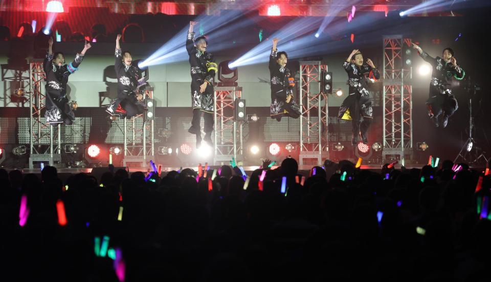 パフォーマンスを披露するＬｉｅｎｅｌ＝東京・新宿三角広場（撮影・西岡正）