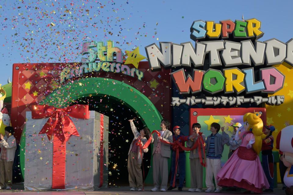 「スーパー・ニンテンドー・ワールド５周年アニバーサリー・セレモニー」にゲスト出演したなにわ男子（撮影・金居みつよし）