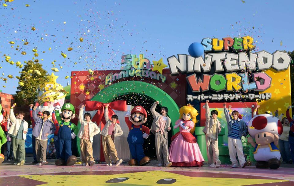 「スーパーマリオ」のキャラクターと共に登場した、なにわ男子（撮影・金居みつよし）