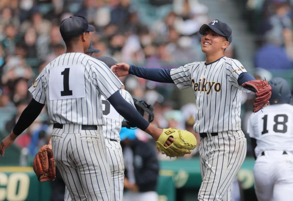 ９回の沖縄尚学の反撃をしのいで勝利、喜ぶ帝京の岡田（右）と仁礼