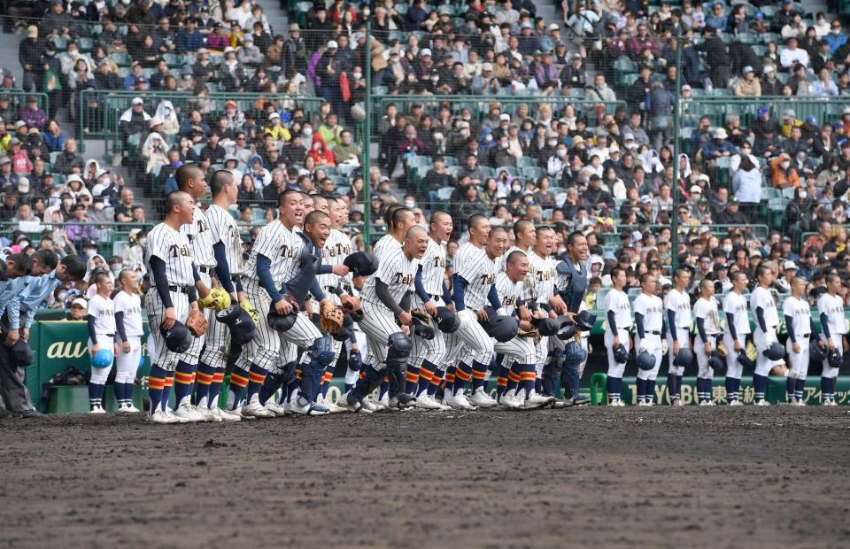 昨夏の覇者・沖縄尚学に逆転勝ちしスタンドへ駆け出す帝京ナイン（撮影・開出牧）