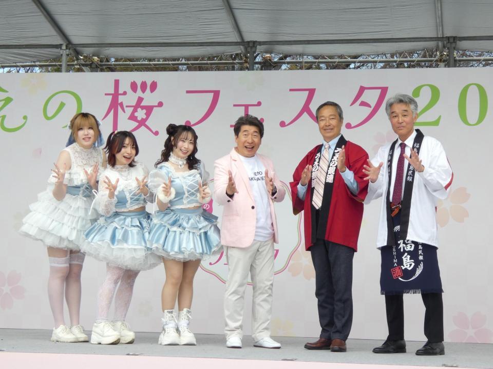 イベントに出席した寺門ジモン（左から４人目）