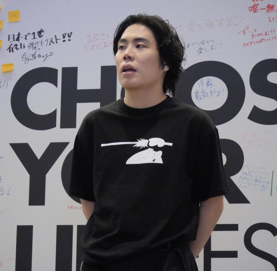 囲み取材に応じたくるま