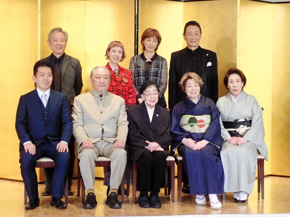 「新派・松竹新喜劇　合同喜劇公演」の記者会見に出席した（前列左から）藤山扇治郎、渋谷天外、石井ふく子氏、水谷八重子、波乃久里子（後列左から）齋藤雅文氏、久本雅美、高島礼子、三田村邦彦