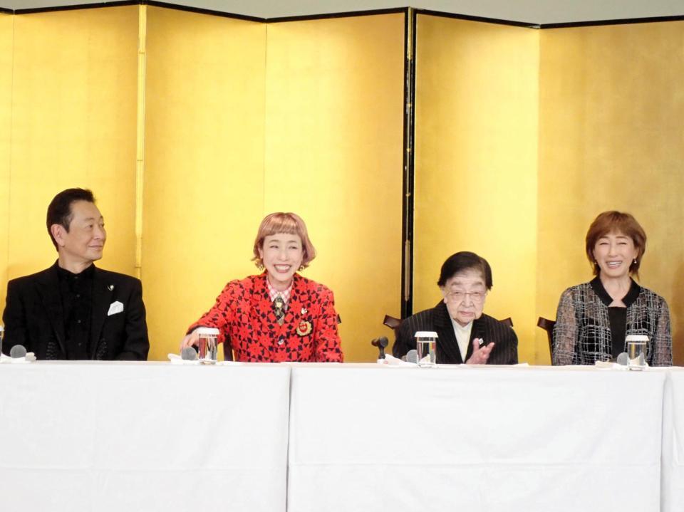 「新派・松竹新喜劇　合同喜劇公演」記者会見に出席した（左から）三田村邦彦、久本雅美、石井ふく子氏、高島礼子