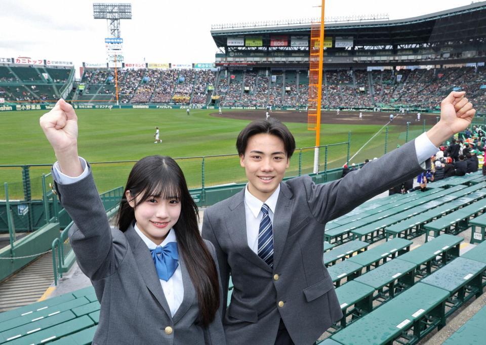 甲子園で試合を観戦した黒氏萌楓（左）と佐藤泰心