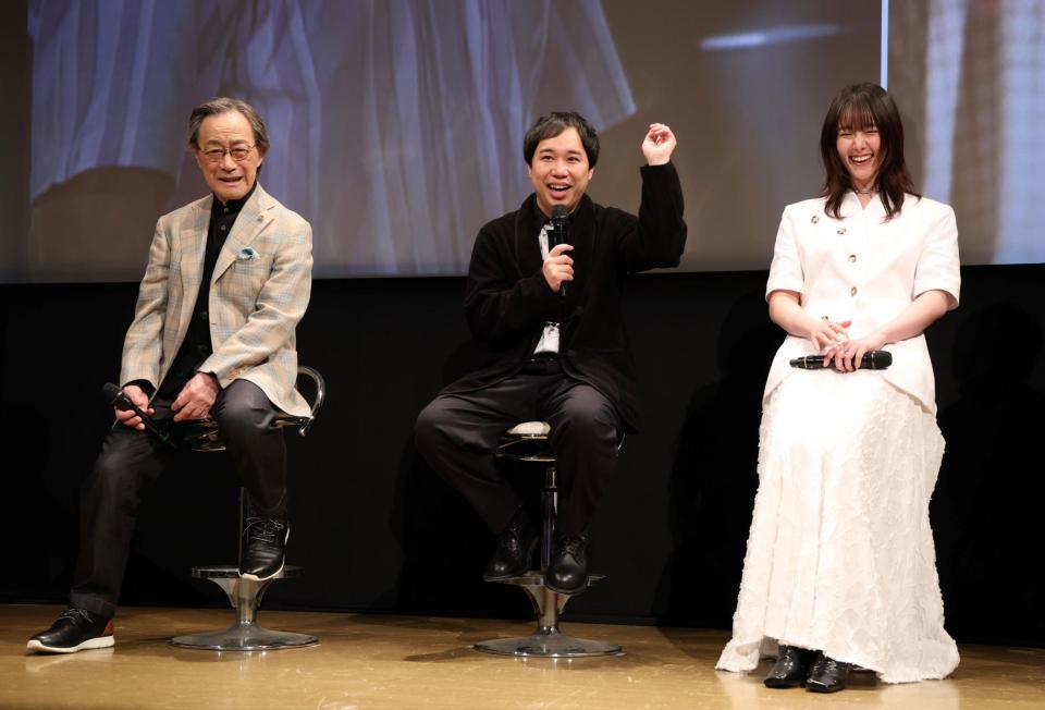 トークで盛り上がる（左から）武田鉄也、霜降り明星・せいや、唐田えりか（撮影・石井剣太郎）