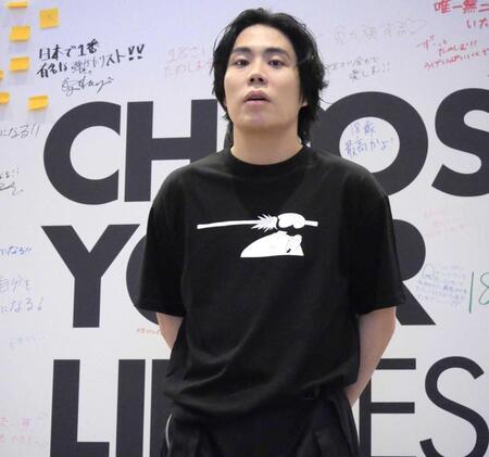 　囲み取材に応じたくるま