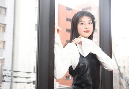 ポーズをとる中田青渚（撮影・石井剣太郎）