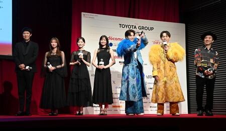 ゲストとして登壇した（左から）小籔千豊、乃木坂４６の菅原咲月、池田瑛紗、五百城茉央、Ｍ！ＬＫの塩﨑太智、吉田仁人、宅見将典（撮影・持木克友）