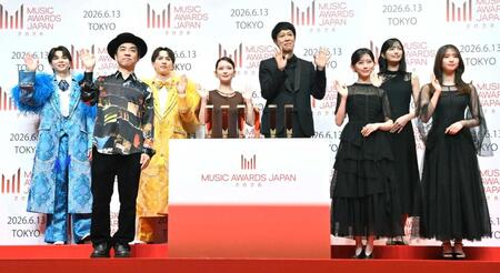 　エントリー作品発表会に出席した（前列左から）宅見将典氏、池田瑛紗、菅原咲月（後列同）塩﨑太智、吉田仁人、畑芽育、小籔千豊、五百城茉央（撮影・持木克友）