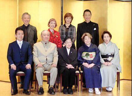 　記者会見に出席した（前列中央）石井ふく子氏