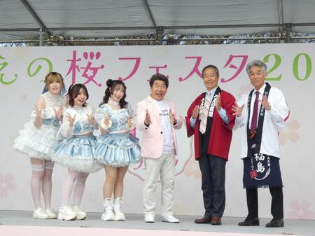 イベントに出席した寺門ジモン（左から４人目）