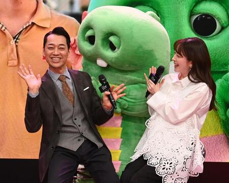 ガチャピンに体を触られ喜ぶ設楽統と三上真奈アナウンサー（右）ⓒガチャムク＝フジテレビ（撮影・園田高夫）