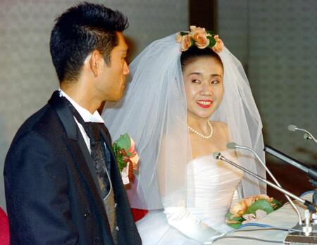 杉本哲太（左）神津はづき＝９２年１１月