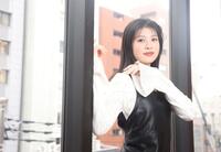 ポーズをとる中田青渚（撮影・石井剣太郎）