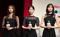 ゲストで登場した乃木坂４６の（左から）菅原咲月、 池田瑛紗、五百城茉央（撮影・持木克友）