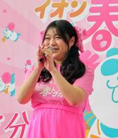 　トークショーを盛り上げるりんごちゃん