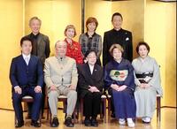 　記者会見に出席した（前列中央）石井ふく子氏