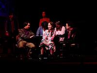 舞台「９でカタがつく」の公開通し稽古に参加した百田夏菜子（中）